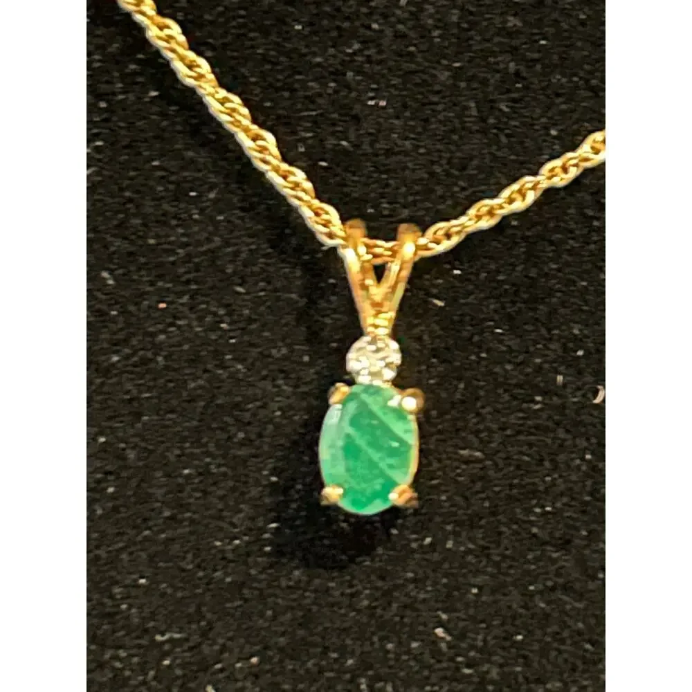 Gold Tone Faceted Emerald Green Oval Pendant Necklace 18